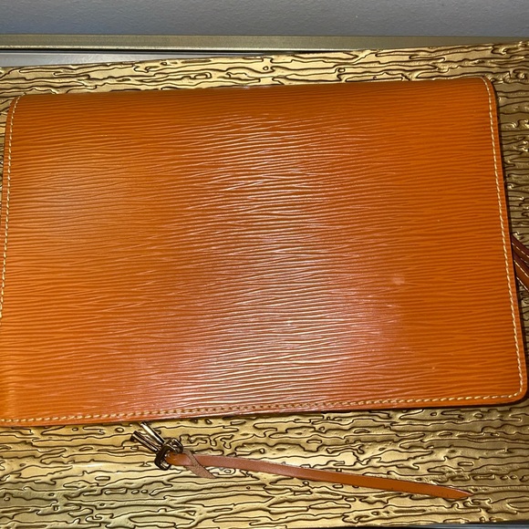 Louis Vuitton Dragonne EPI - Picture 8 of 11